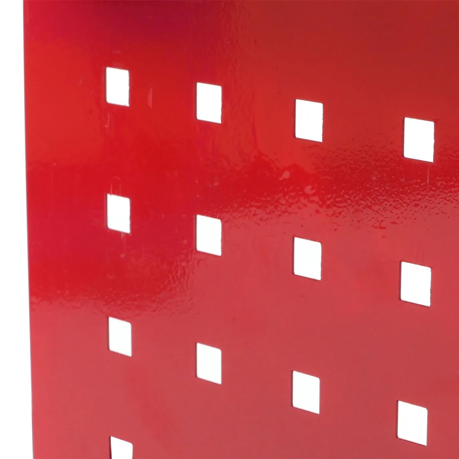 Rotes Stahl-Lochraster des PROREGAL Werkzeugwagens. Detailansicht für Werkzeughalter.