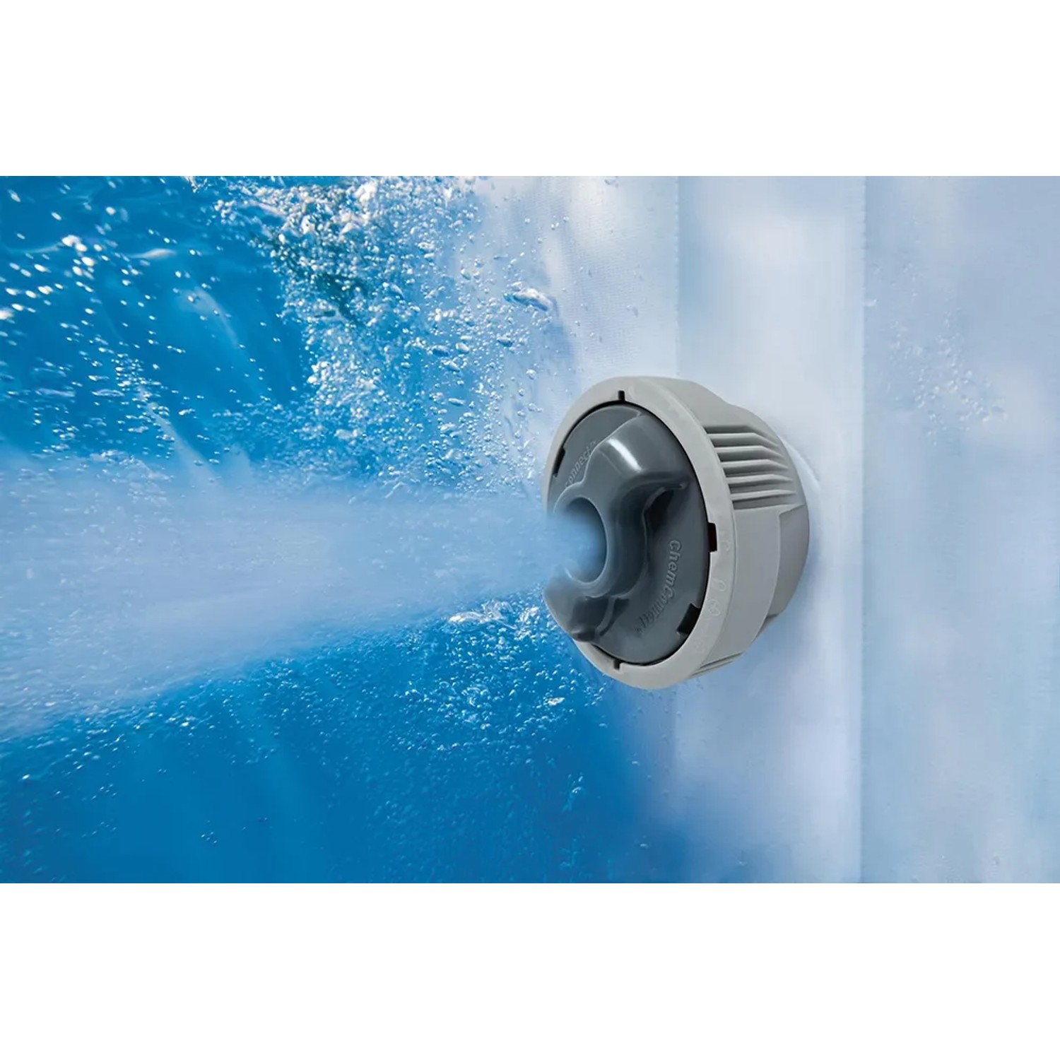 Detailaufnahme einer AirJet Düse im Bestway Lay-Z-Spa Miami Whirlpool in Funktion.
