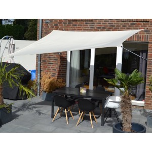 Rechteckiges, helles Sonnensegel über einer Terrasse mit Tisch und Stühlen.