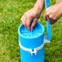 Blauer Summer Fun Einhängefilter Skimmy 2 beim Einsetzen in einen Pool, zur Reinigung der Wasseroberfläche.