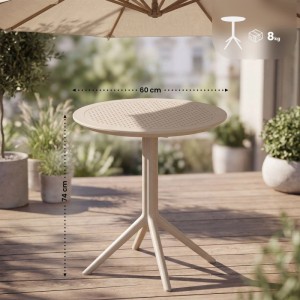 Runder taupefarbener CLP Klapptisch Sky aus Kunststoff auf Holzterrasse. Faltbarer Gartentisch mit perforierter Platte, 60x74 cm.
