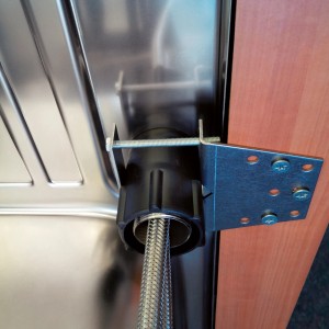 Pyramis Stabilisierungsplatte aus Edelstahl für schwere Armaturen an einer Spüle.