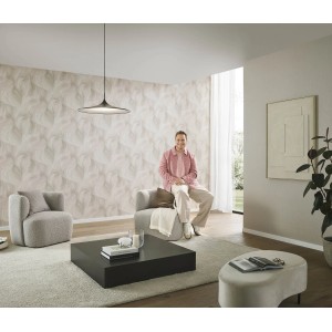 Beige Vliestapete „Fashion for Walls Waves of Light“ von Erismann im Wohnzimmer.