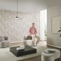 Beige Vliestapete „Fashion for Walls Waves of Light“ von Erismann im Wohnzimmer.