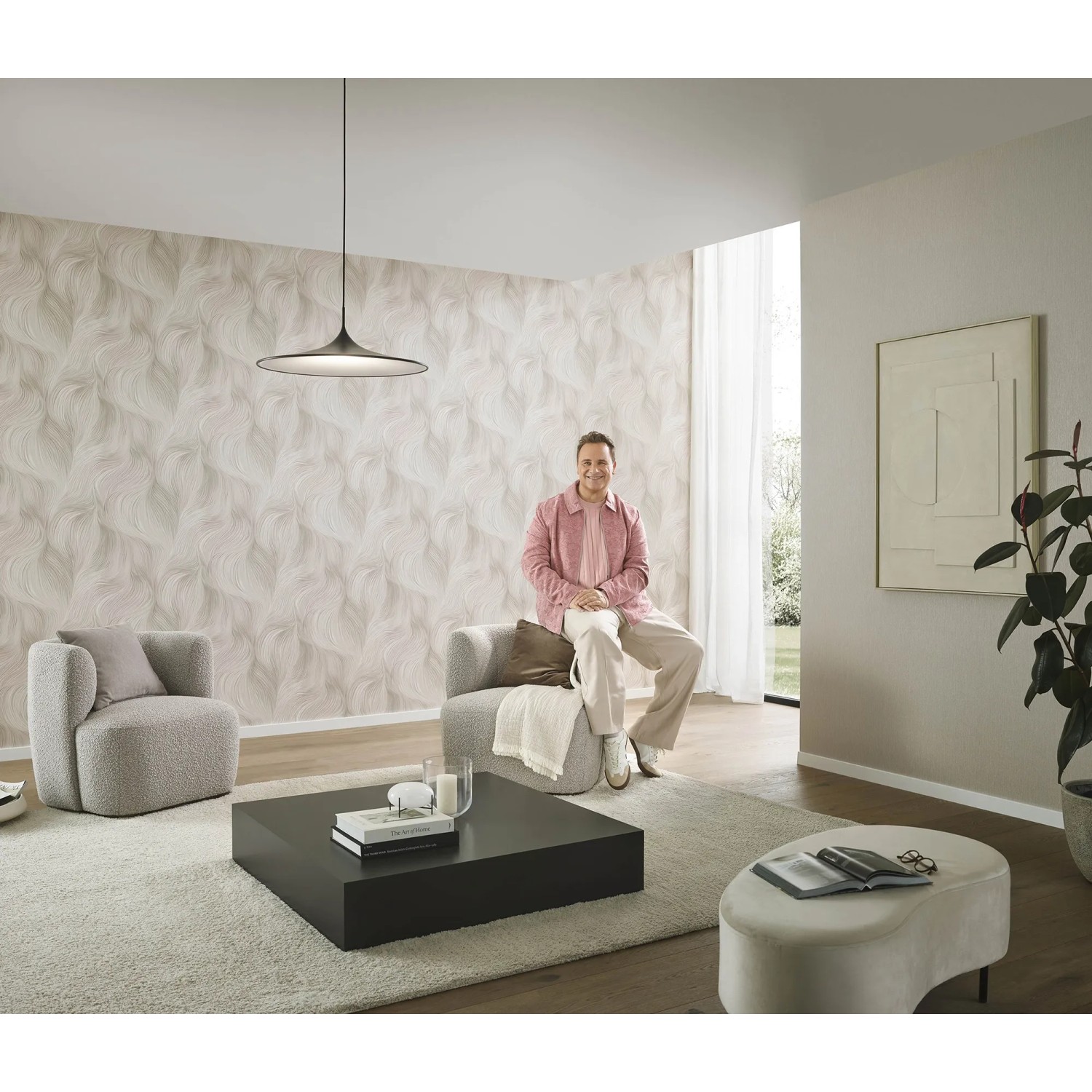 Beige Vliestapete „Fashion for Walls Waves of Light“ von Erismann im Wohnzimmer.