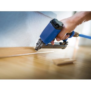 LUX Druckluftnagler Comfort beim Befestigen einer Holzleiste. 14 mm Nägel für Innenausbau.