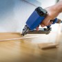 LUX Druckluftnagler Comfort beim Befestigen einer Holzleiste. 14 mm Nägel für Innenausbau.
