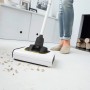 Kärcher Akku-Besen KB 5 im Einsatz auf hellem Boden mit Schmutz.
