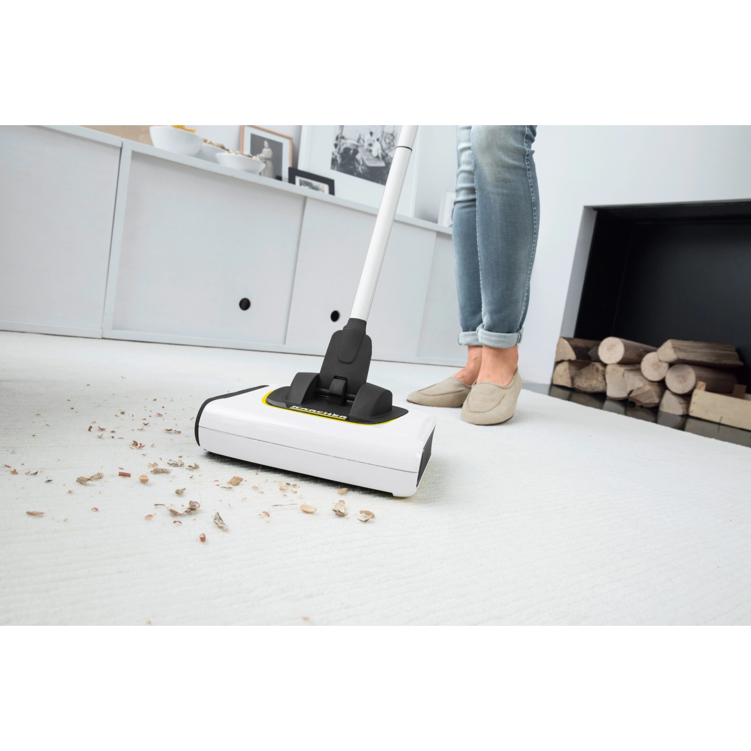 Kärcher Akku-Besen KB 5 im Einsatz auf hellem Boden mit Schmutz.