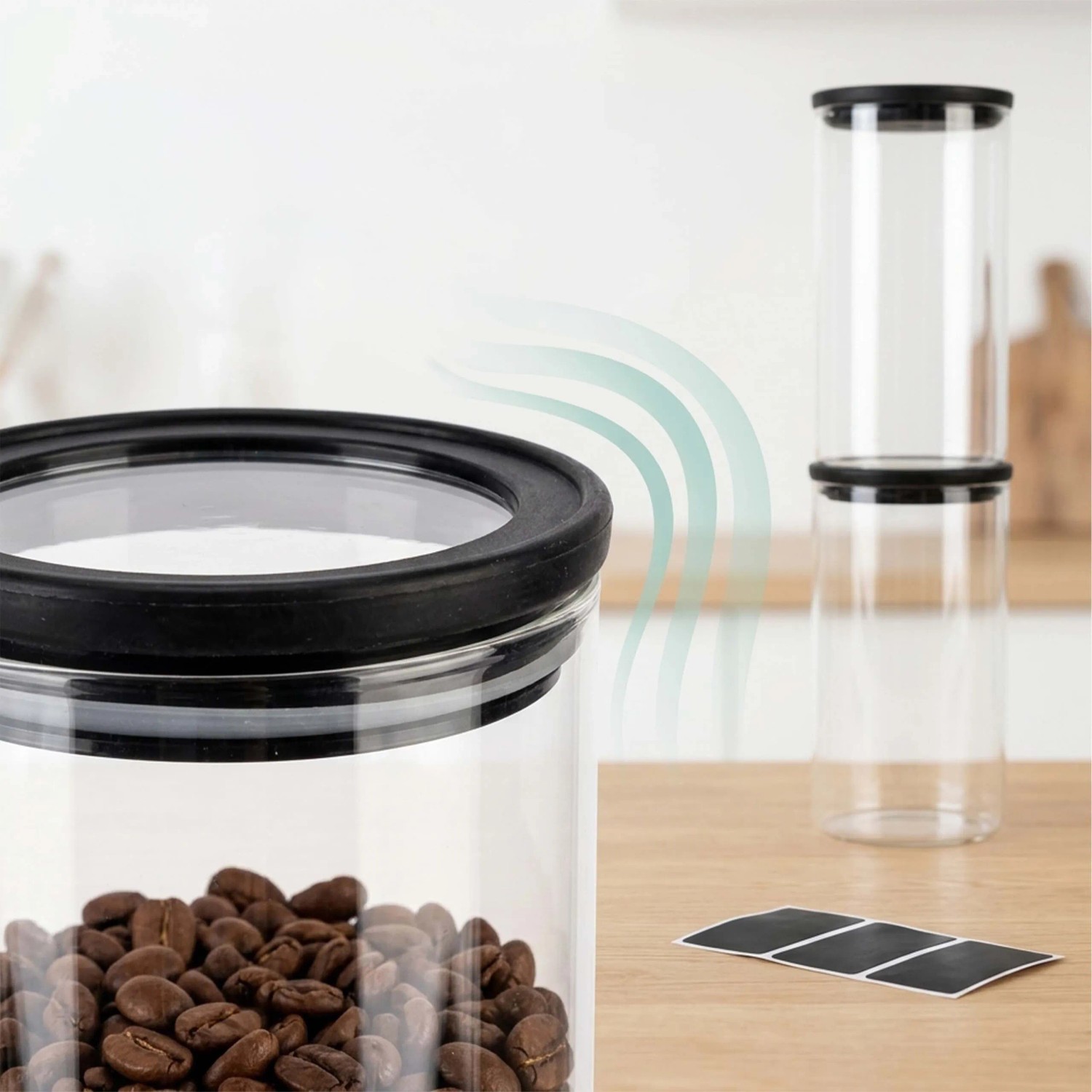 Drei transparente Relaxdays Vorratsgläser mit schwarzen luftdichten Deckeln, eines mit Kaffeebohnen. Inkl. Etiketten für Küche & Ordnung.