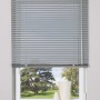 Silberne Aluminium Jalousie Burgos, 70x160 cm, am Fenster für Sicht- und Sonnenschutz.
