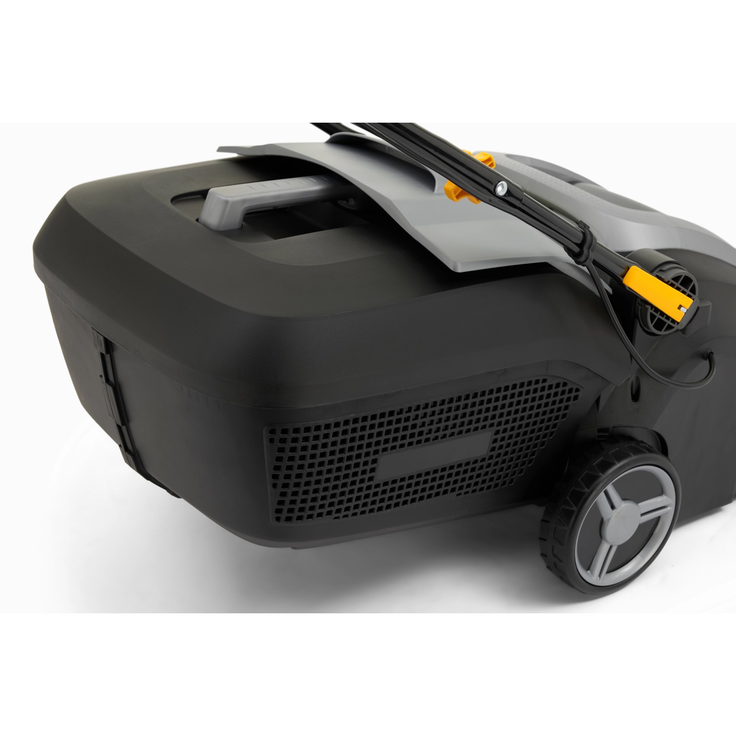 Detailaufnahme des Alpina Elektro-Vertikutierers ASC 1.5 E mit Fangkorb und Rädern.