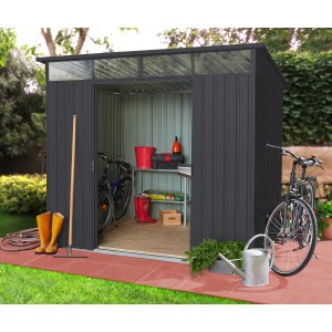 Pergart Gerätehaus Lübeck 86 in Anthrazit matt mit geöffneter Tür und Gartengeräten.
