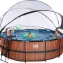 EXIT Wood Pool, braun, ø 427 cm mit Sandfilterpumpe, Abdeckung und spielenden Kindern.