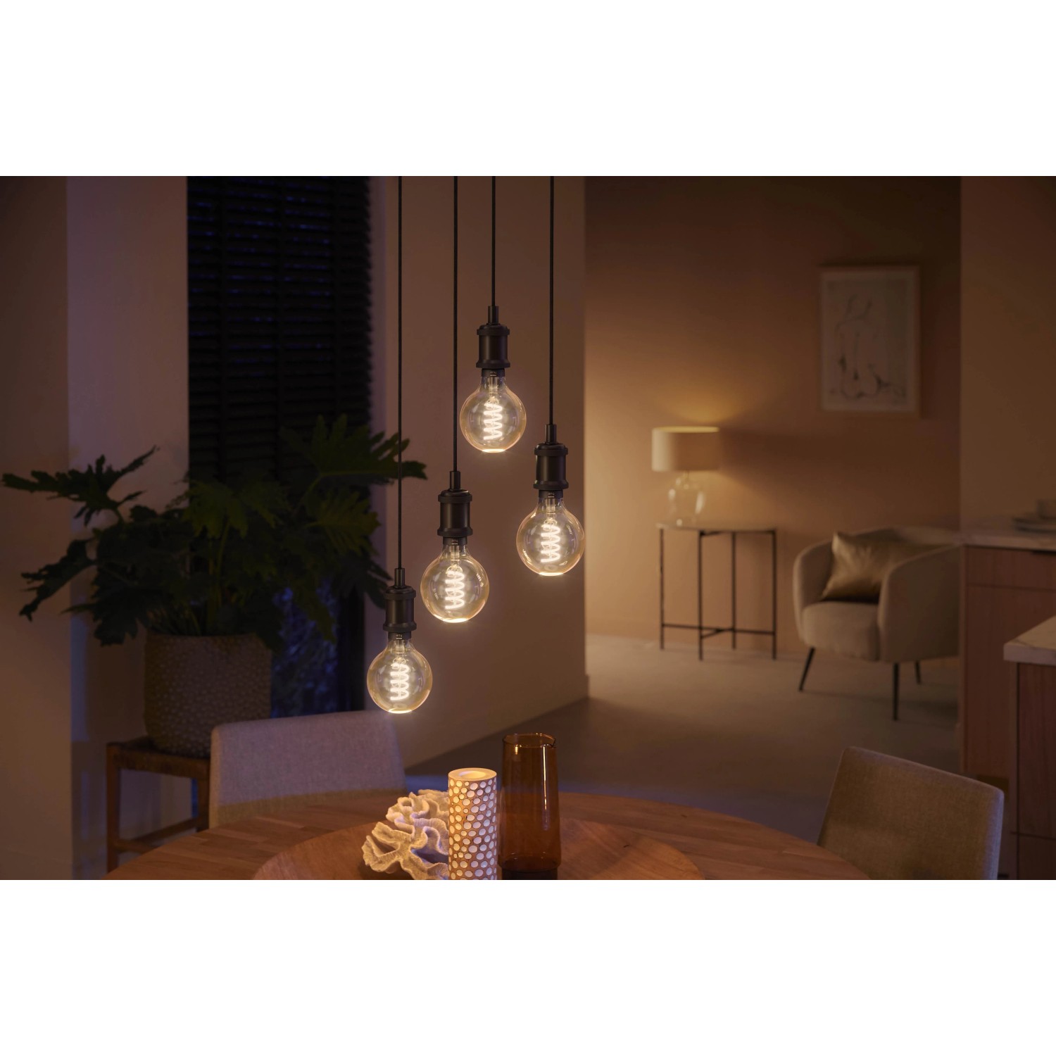 Philips Hue Filament Lampe E27, warmweiß bis kaltweiß, im Vintage-Look in Wohnraum.
