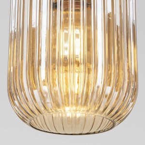 Detailaufnahme: Orion Hängeleuchte Carneval mit amberfarbenem Glas und Rillendesign.