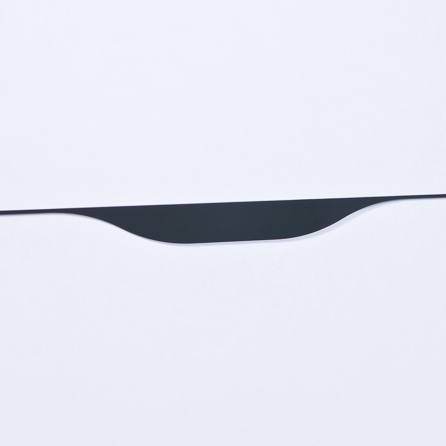 Detailaufnahme: Schwarzer Griff der ebuy24 Wung Kommode (weiß) mit 2 Schubladen.