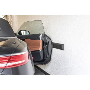 Schwarzer Terrasoft Rammschutz an Garagenwand schützt Autotür vor Beschädigung.