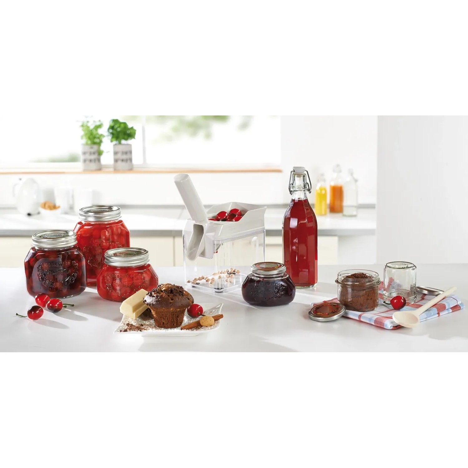 Leifheit Cherrymat Kirschentkerner in Grün mit Kirschen, Marmelade und Gebäck.