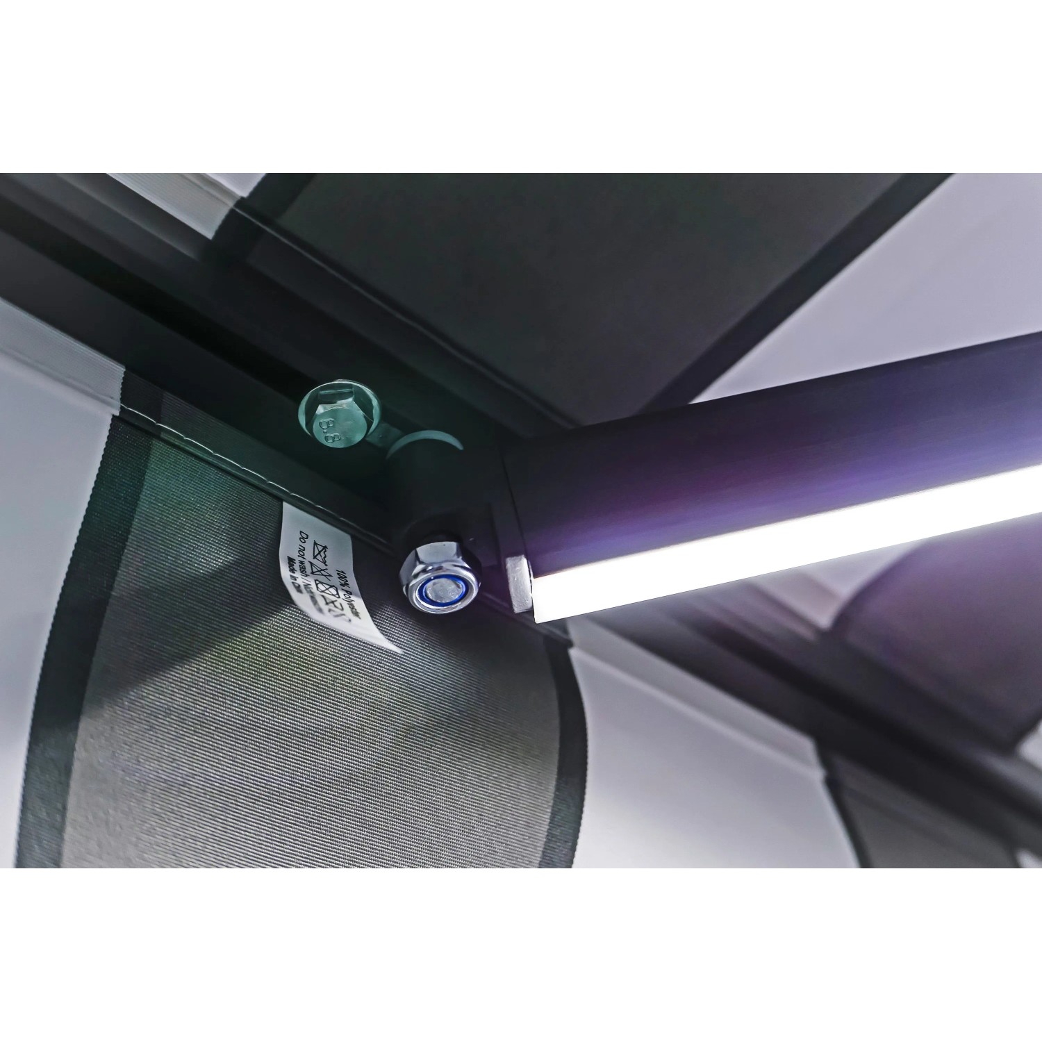 Detailaufnahme der anthrazitfarbenen Gelenkarmmarkise mit LED-Beleuchtung.