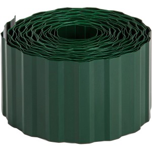 Grüne Rasenkante (9 m x 20 cm) aufgerollt. Beetbegrenzung für den Garten.