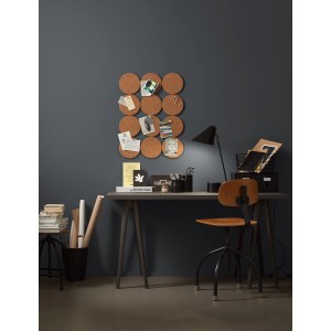 Raum in Anthrazit mit Alpina Wandfarbe Pure Farben, Schreibtisch und Korkwand.