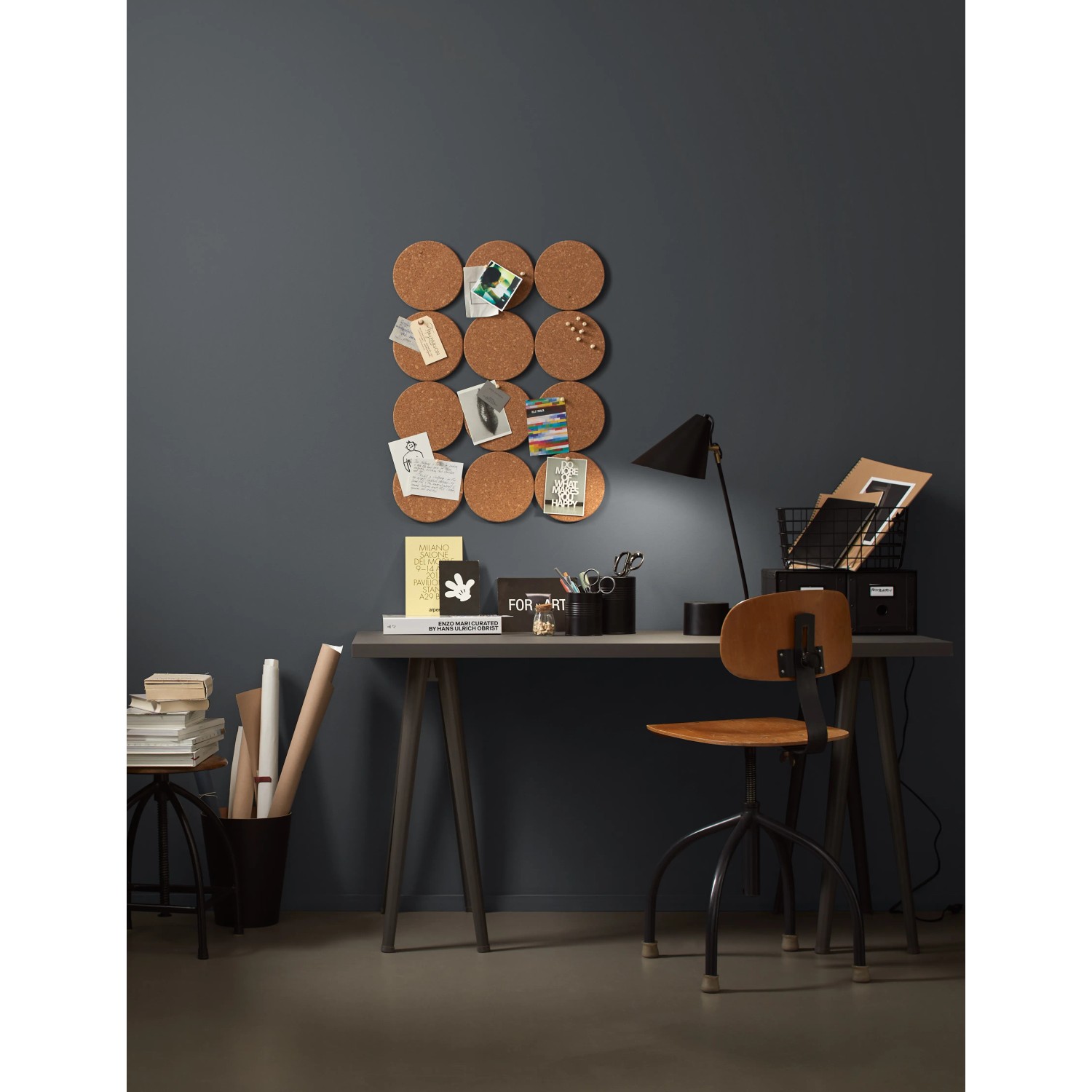 Raum in Anthrazit mit Alpina Wandfarbe Pure Farben, Schreibtisch und Korkwand.