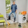 Mann mit Gardena Schmutzwasser-Tauchpumpe 9000 im überfluteten Keller. Elektro-Pumpe im Einsatz.