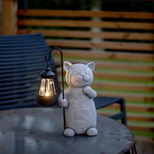 Graue LED-Solar-Dekoration Katze mit leuchtender Laterne. Warmweißes Licht für stimmungsvolle Akzente.