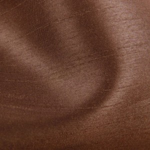 Detailaufnahme: Brauner Flächenvorhang Alessia, Textilstruktur.