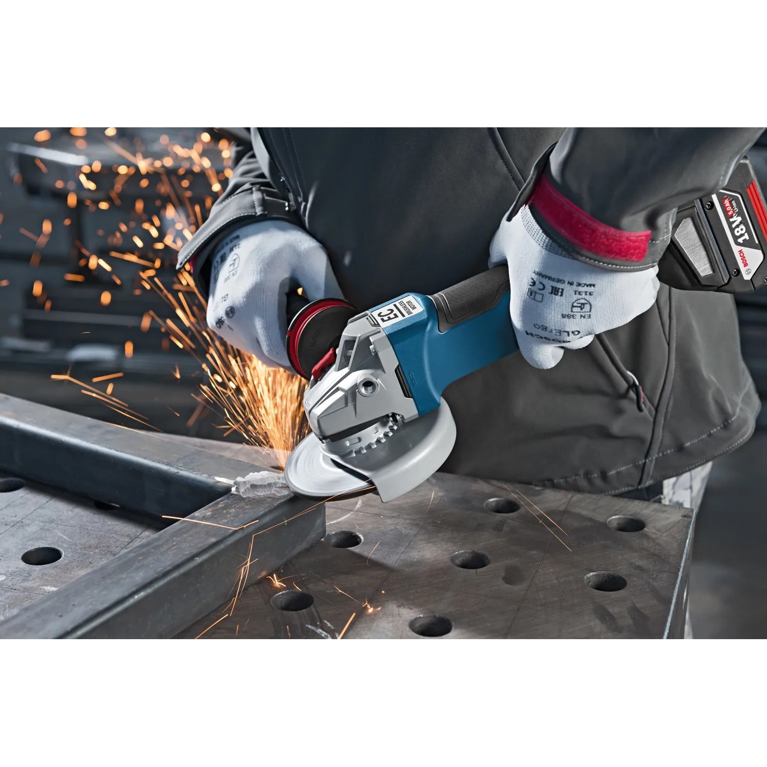 Bosch Akku-Winkelschleifer GWS 18V-10 PC in Aktion beim Schneiden von Metall.