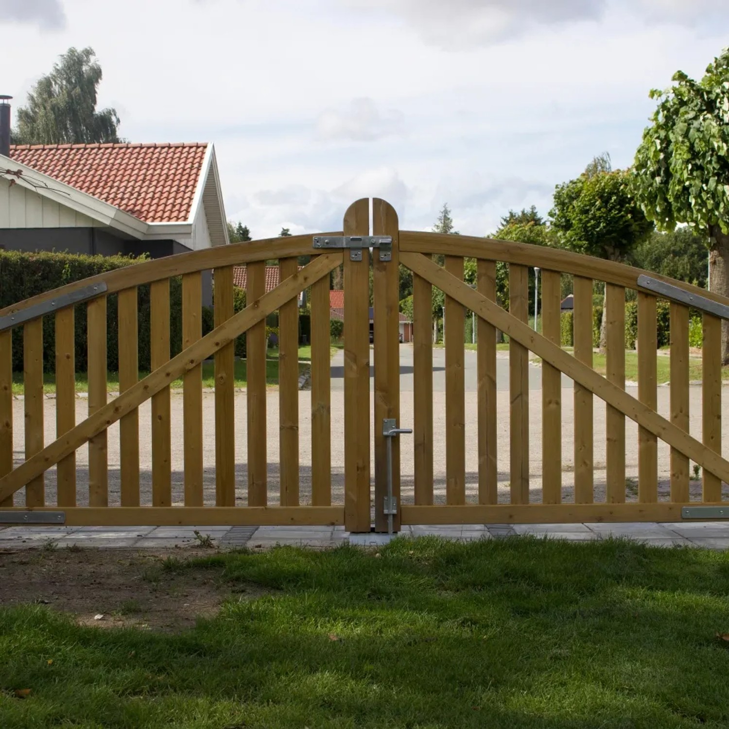 Doppeltor Ligno: Druckimprägniertes Nadelholz Gartentor, 300 cm breit, mit Beschlägen für einfache Montage.