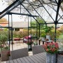 Halls GardenRoom Gewächshaus Set, 12,9 m², grün, mit Fundamentrahmen. Begehbares Gewächshaus mit Pflanzen.