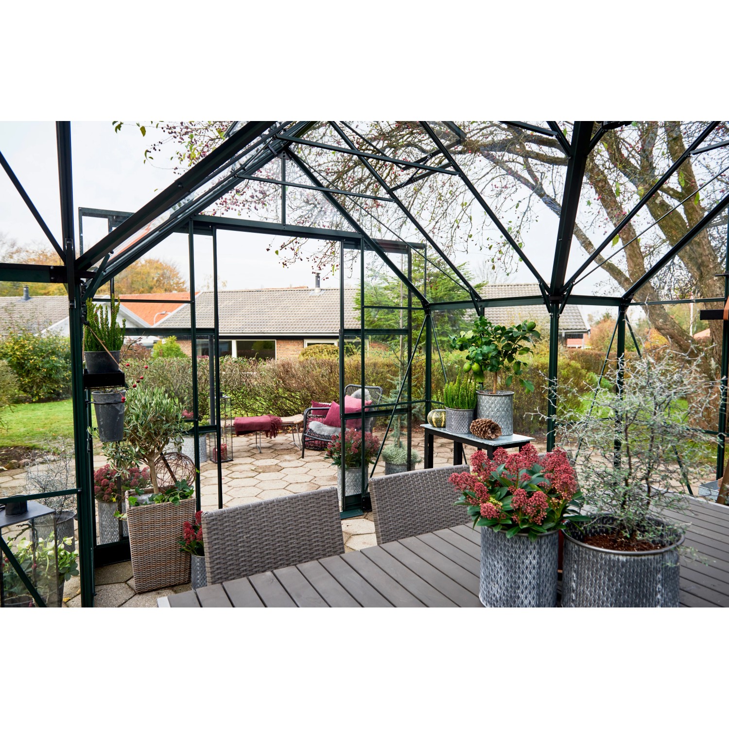 Halls GardenRoom Gewächshaus Set, 12,9 m², grün, mit Fundamentrahmen. Begehbares Gewächshaus mit Pflanzen.