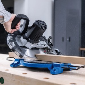 Scheppach HM210L Kapp- und Gehrungssäge beim Sägen eines Holzstücks.