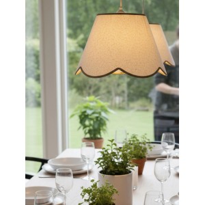 Beige PR Home Nell Pendelleuchte aus Stoff mit dekorativem, geschwungenem Rand.