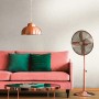 Wohnzimmer mit AS-Creation Vliestapete (weiß), Sofa, Tisch und Deko-Ventilator.