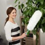 Frau reinigt Zimmerpflanze mit Leifheit Staubwedel Duster XL.