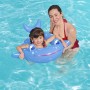 Mädchen mit blauem Bestway Schwimmring im Tierdesign im Pool, betreut von Erwachsener.
