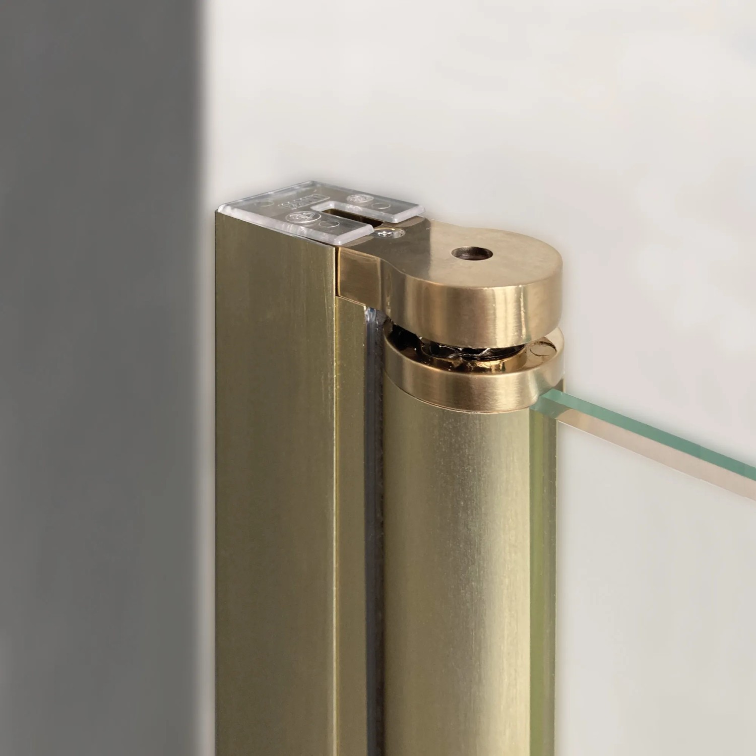 Detailaufnahme: Goldene Breuer Elana 2.0 Pendeltür für Duschnische, Scharnieransicht.