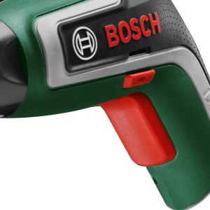 Detailaufnahme: Grüner Bosch IXO 7 Akkuschrauber mit rotem Schalter und Griff.