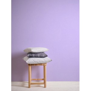 Lila Kinderzimmer Vliestapete Uni an Wand, mit Kissen auf Hocker. FSC® zertifiziert.