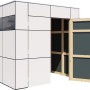 Modernes, weißes Bertilo Gartenhaus HPL Mini (231x152cm) mit geöffneter Tür und Fenster.