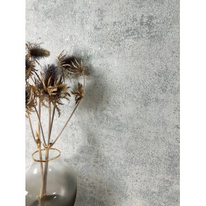 Newroom Vliestapete Perseus Silver Betonoptik mit Vase und Trockenblumen.