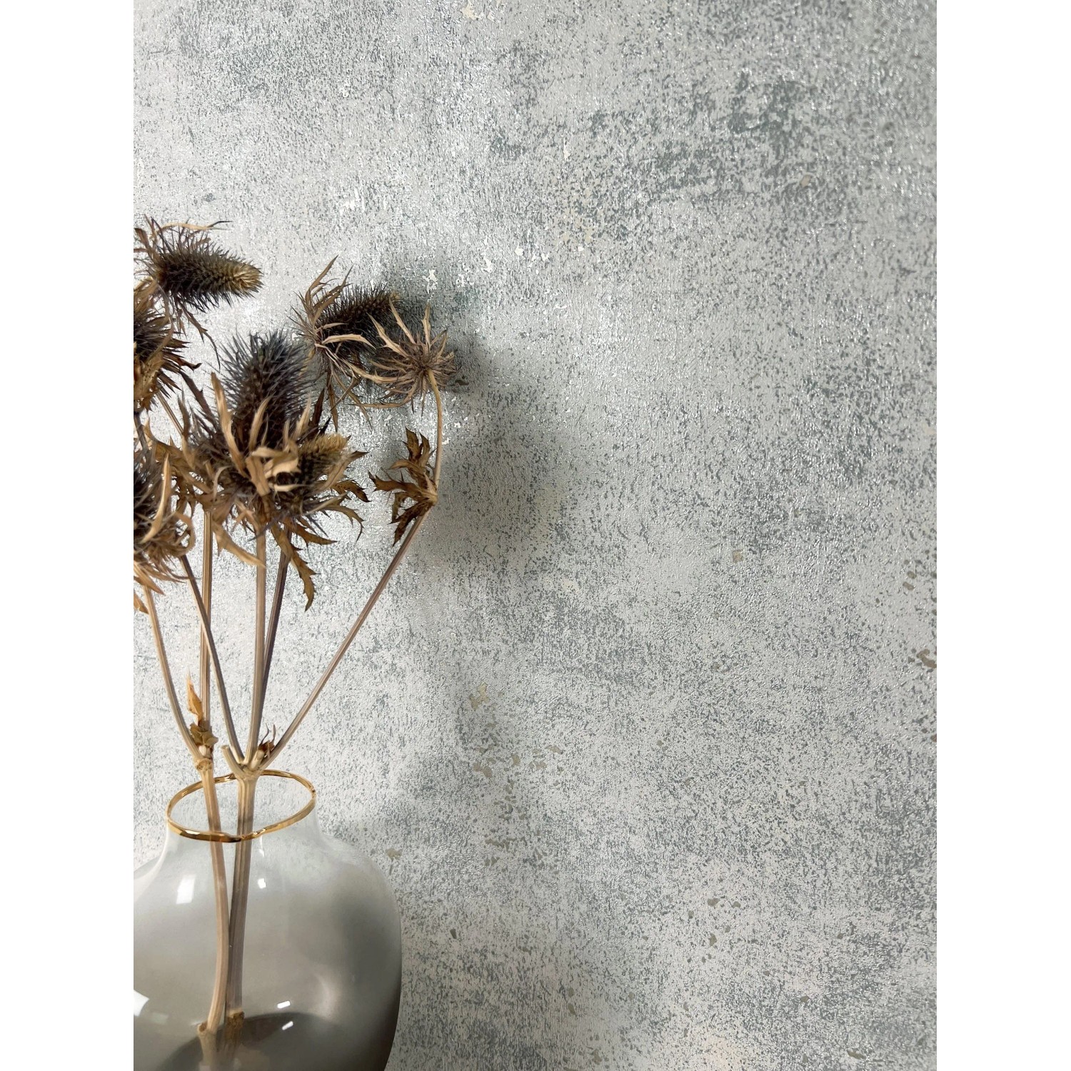 Newroom Vliestapete Perseus Silver Betonoptik mit Vase und Trockenblumen.