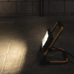 Gelbe LED-Arbeitsleuchte (50 W) leuchtet Baustelle aus. Kompakter LED-Baustrahler mit 5500 Lumen.