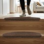 Dunkelbraune Treppenmatten, 15er Set, selbstklebend und rutschhemmend auf Holztreppe.