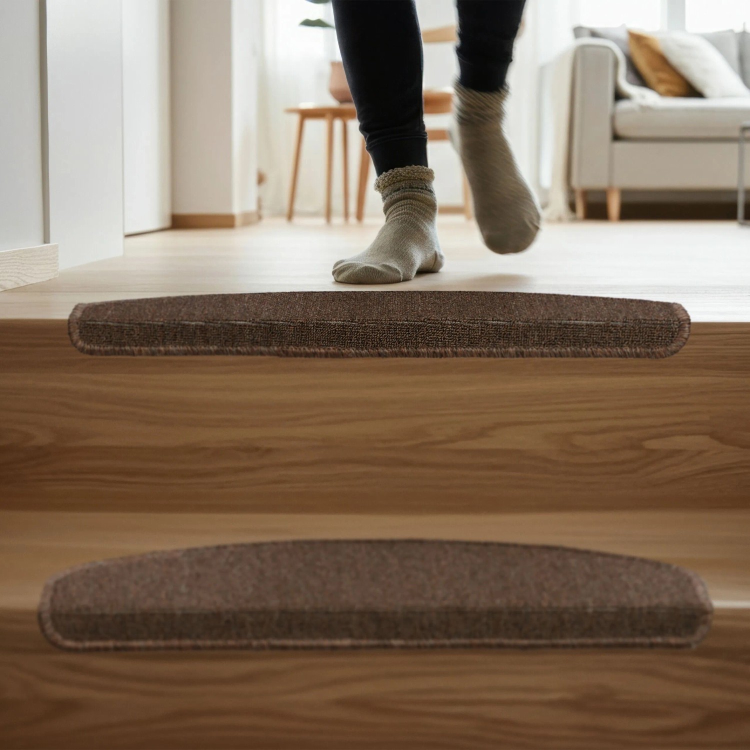 Dunkelbraune Treppenmatten, 15er Set, selbstklebend und rutschhemmend auf Holztreppe.