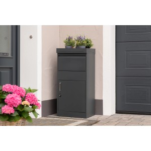 Anthrazitfarbene Westmann Paketbox Piet aus Stahl mit Pflanzkasten vor Haustür.