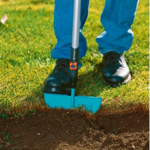 Gardena combisystem Rasenkantenstecher im Einsatz zur Rasenkantenpflege.